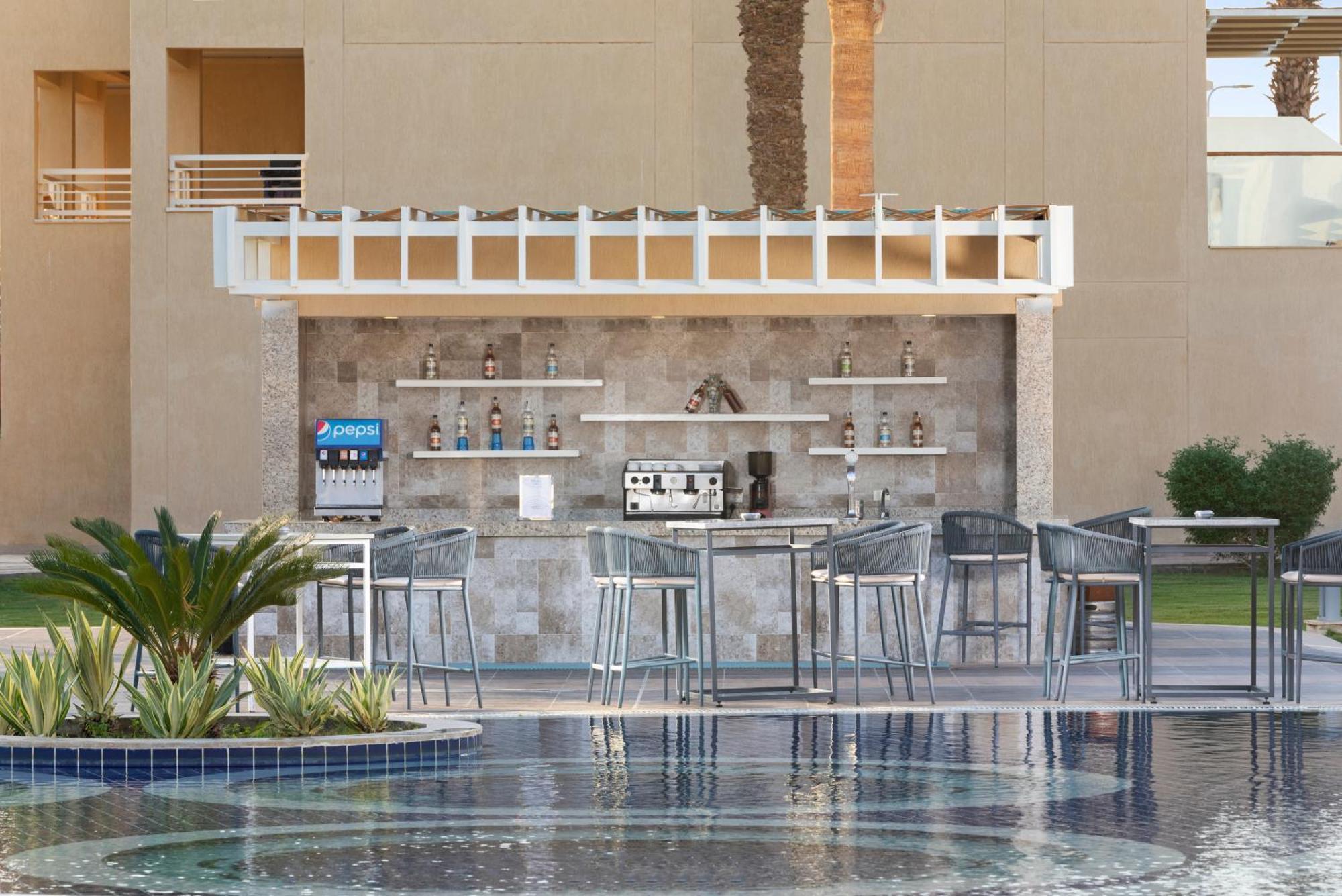Beach Albatros Aqua Park - Hurghada Exterior photo A swim-up bar at a resort