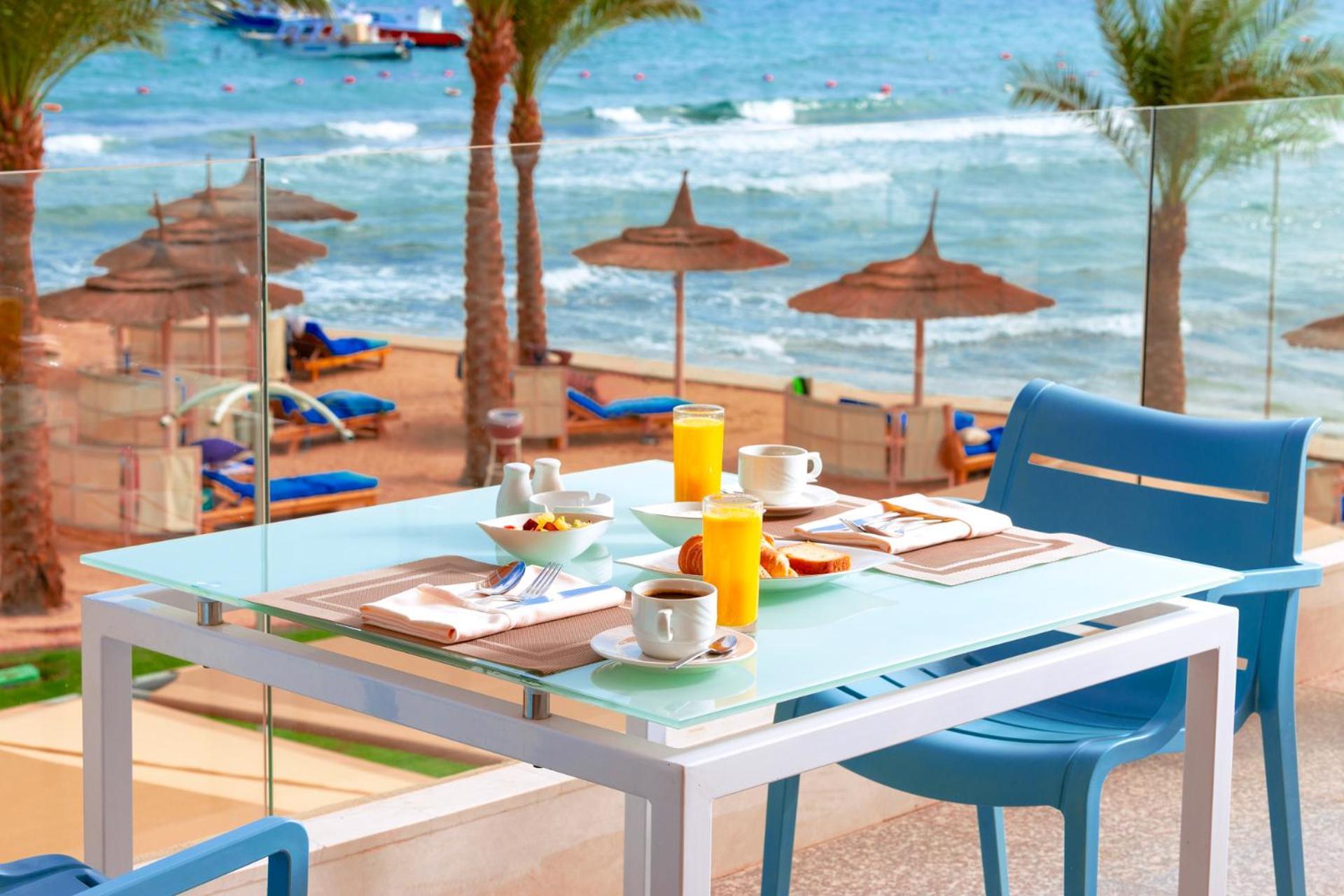 Beach Albatros Aqua Park - Hurghada Exterior photo A table with a glass tabletop