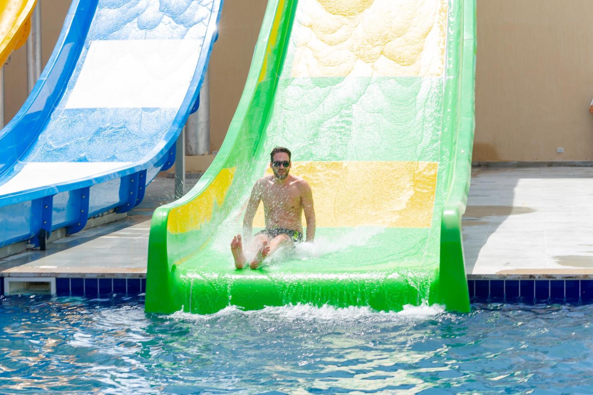 Beach Albatros Aqua Park - Hurghada Exterior photo A water slide
