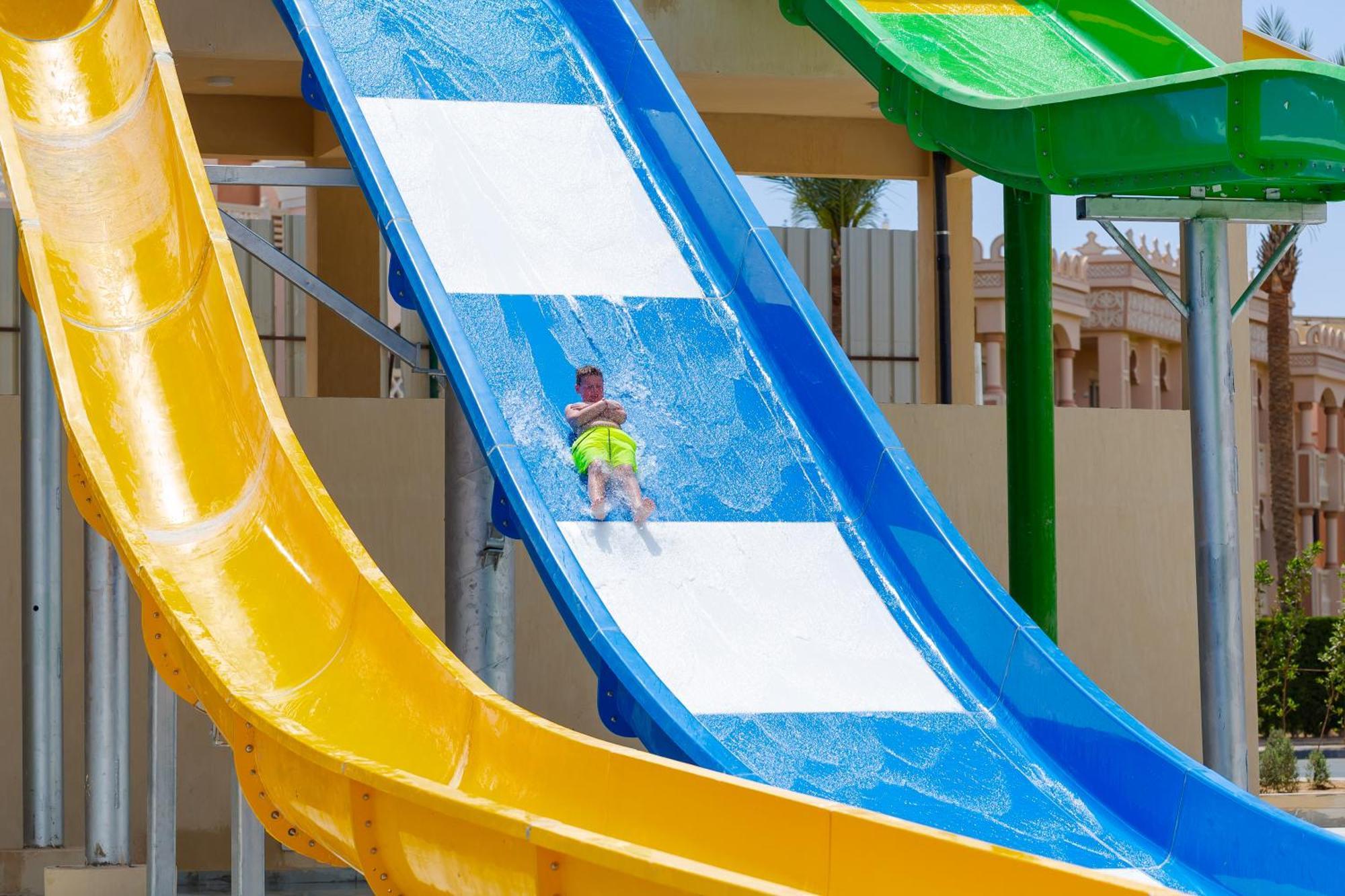 Beach Albatros Aqua Park - Hurghada Exterior photo A child on a water slide